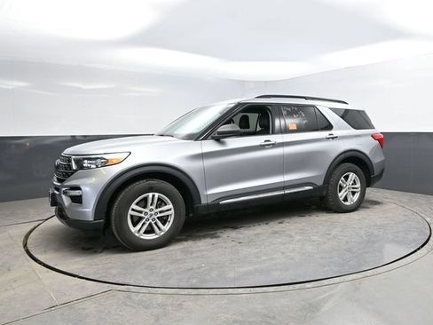 Used 2024 Ford Explorer XLT w/ Equipment Group 202A AWD/4WD image 8
