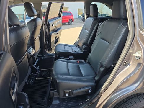 Used 2019 Toyota Highlander Limited Platinum image 16
