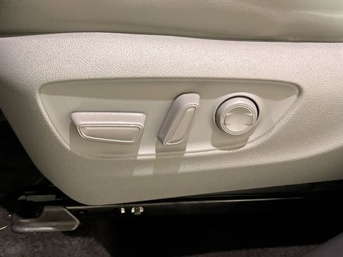 Used 2023 Toyota Highlander XLE image 18