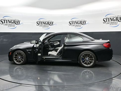 Used 2018 BMW M4 Convertible image 28