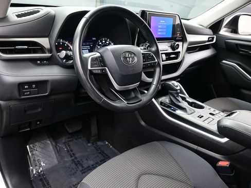 Used 2024 Toyota Highlander LE AWD/4WD image 13