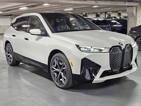 Used 2025 BMW iX xDrive50 w/ Premium Package AWD/4WD image 6