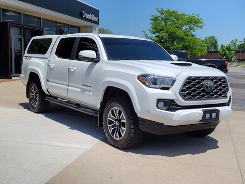 Used 2021 Toyota Tacoma TRD Sport w/ TRD Premium Sport Package AWD/4WD image 14