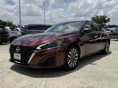 Used 2025 Nissan Altima 2.5 SV FWD image 10