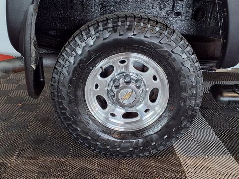 Used 2001 Chevrolet Silverado 2500 LS w/ Off-Road Skid Plate Pkg AWD/4WD image 8