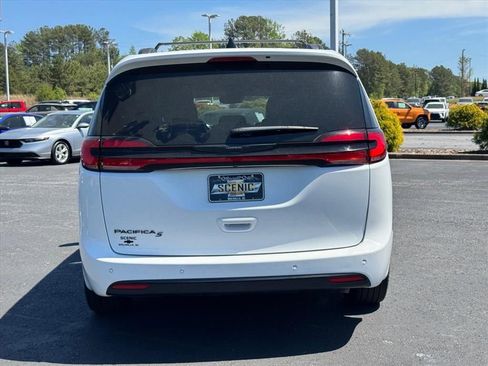 Used 2023 Chrysler Pacifica Touring-L w/ Uconnect Theater Family Group FWD image 4