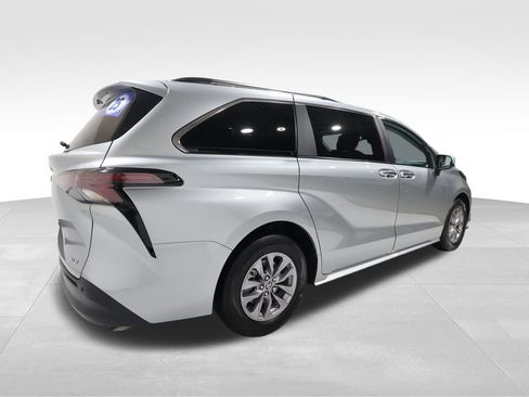 Used 2025 Toyota Sienna XLE image 4