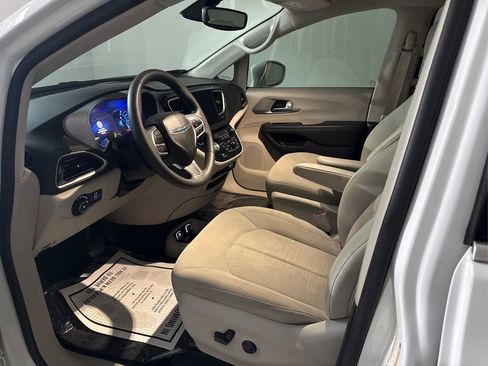 Used 2018 Chrysler Pacifica Touring Plus image 9