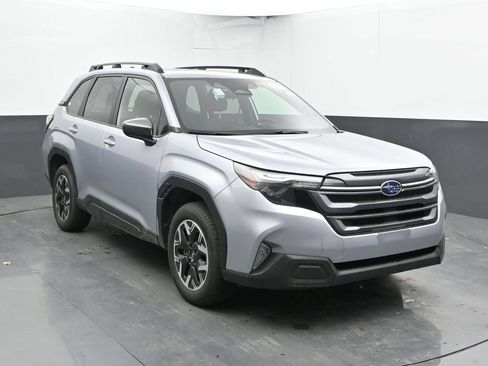 Used 2025 Subaru Forester Premium AWD/4WD image 6
