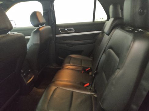 Used 2016 Ford Explorer XLT w/ Equipment Group 202A AWD/4WD image 18