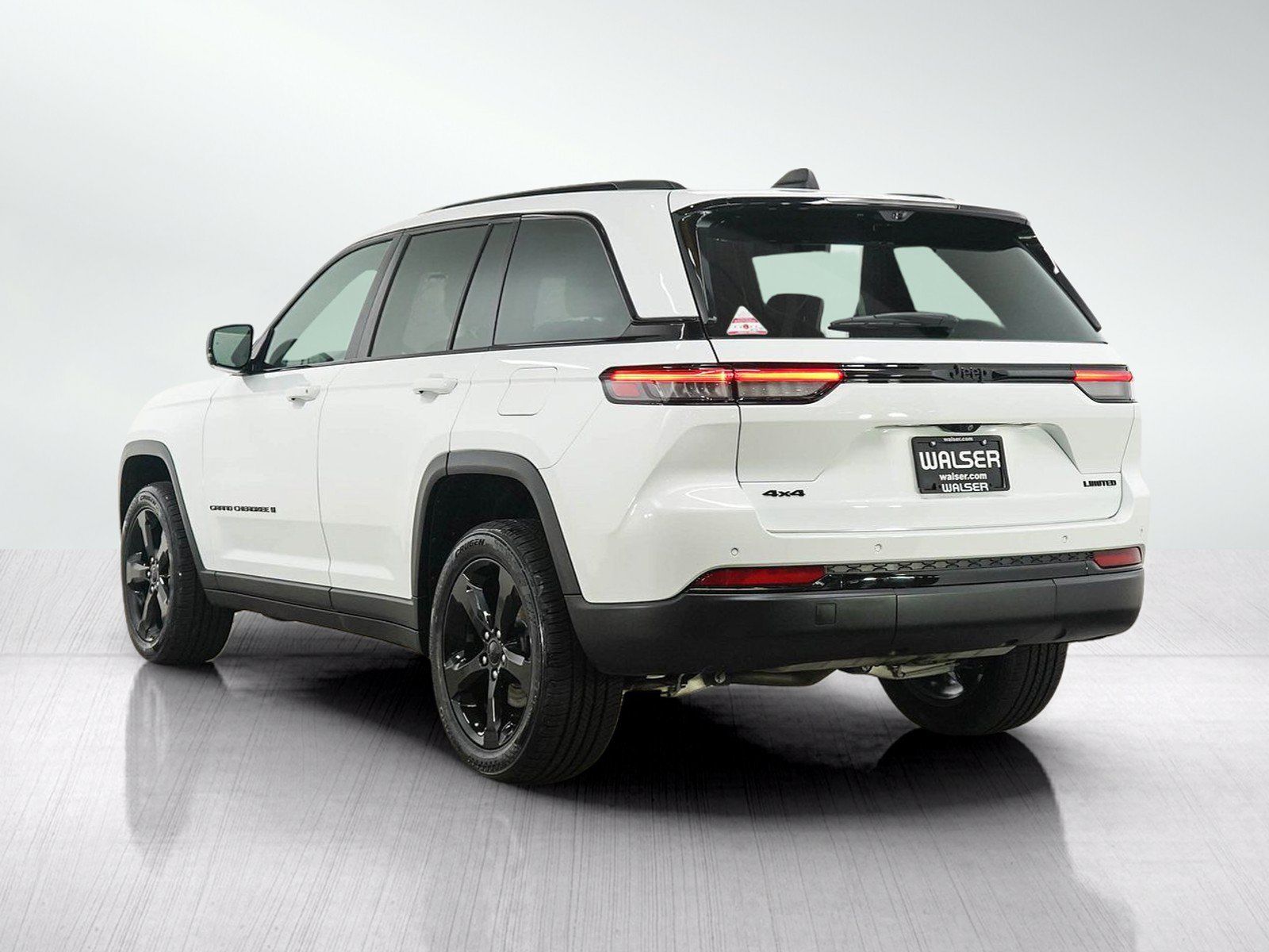 Used 2024 Jeep Grand Cherokee Limited w/ Luxury Tech Group II AWD/4WD image 3