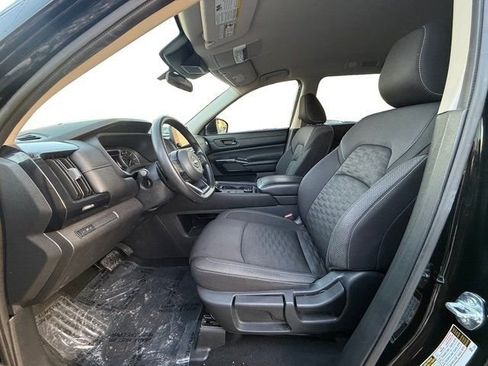 Used 2024 Nissan Pathfinder S image 13
