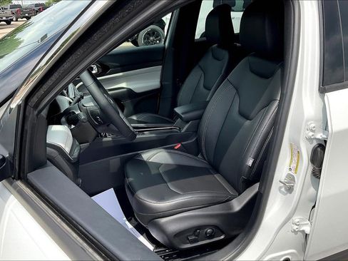 Used 2025 Jeep Compass Limited image 9