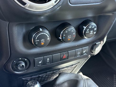 Used 2018 Jeep Wrangler Unlimited Sahara w/ Connectivity Group AWD/4WD image 25