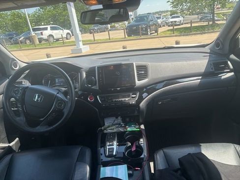 Used 2017 Honda Pilot Touring image 3