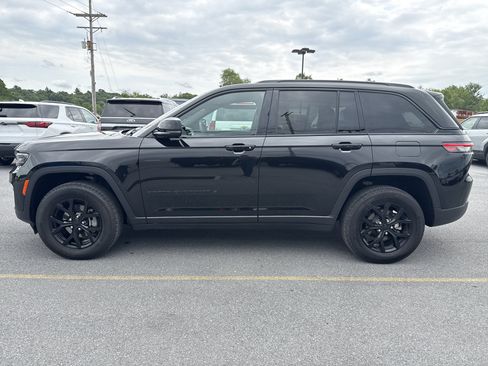 Used 2025 Jeep Grand Cherokee Altitude AWD/4WD image 5