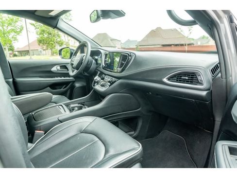 Used 2025 Chrysler Pacifica Limited FWD image 21