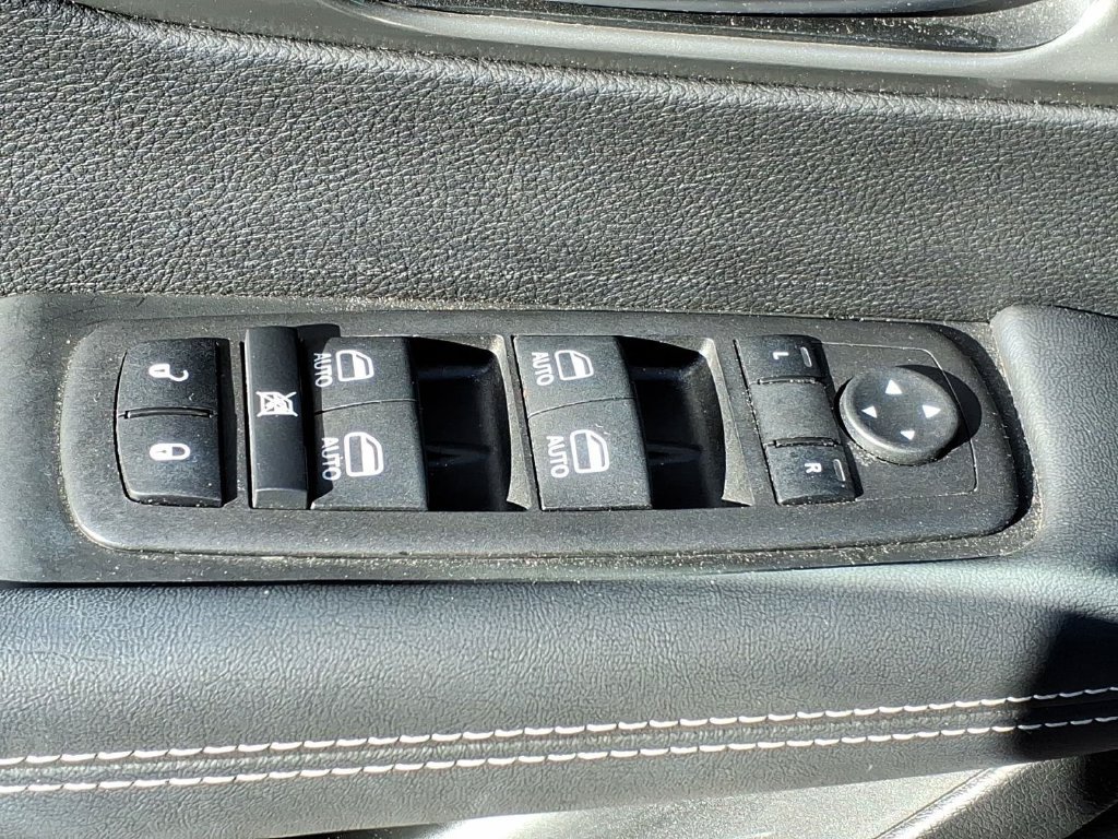 Used 2025 Chrysler Pacifica Select FWD image 16