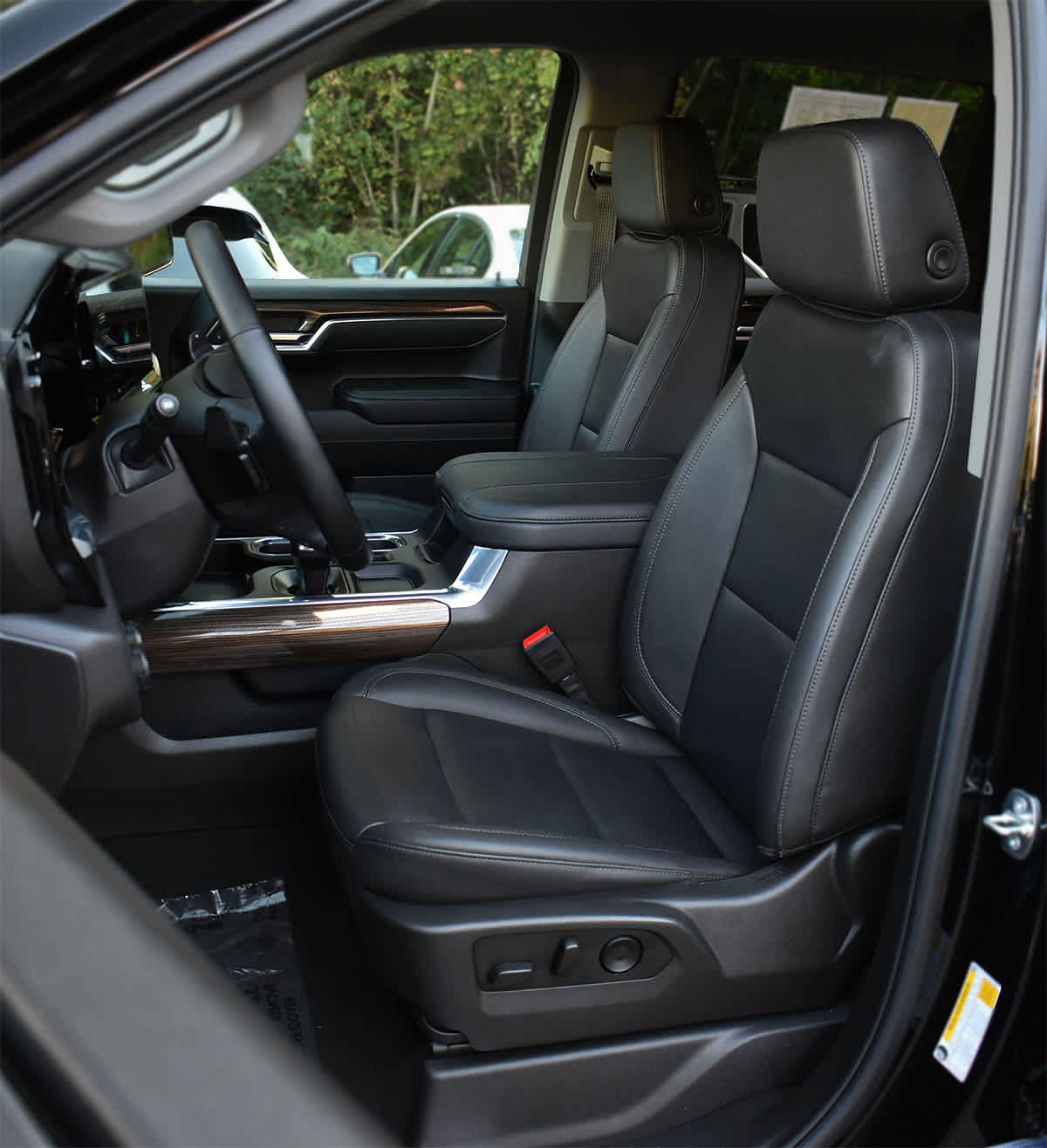 Used 2024 Chevrolet Silverado 1500 LT Trail Boss w/ Convenience Package II AWD/4WD image 9