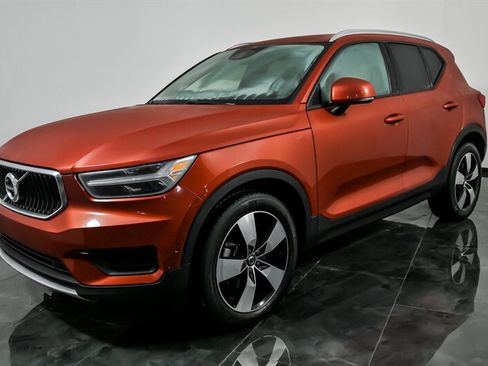 Used 2019 Volvo XC40 T4 Momentum image 5