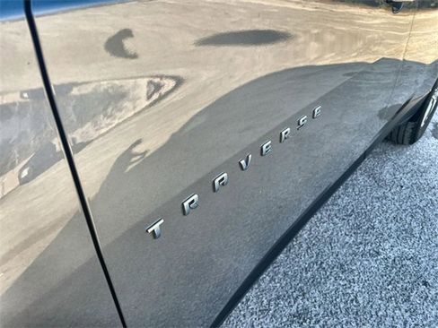 Used 2023 Chevrolet Traverse LT w/ Rear Camera Mirror Package image 31