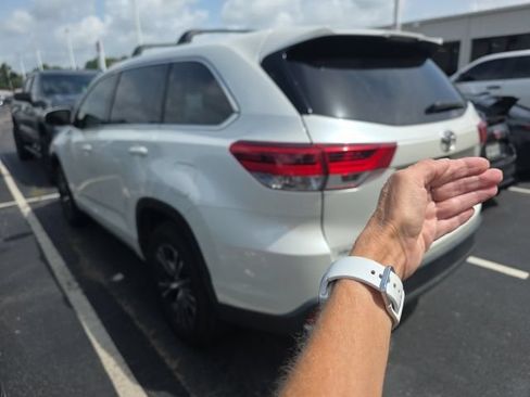 Used 2018 Toyota Highlander LE FWD image 7