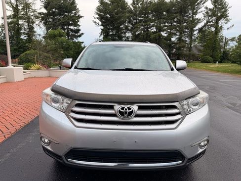Used 2011 Toyota Highlander SE w/ Tow Pkg AWD/4WD image 3