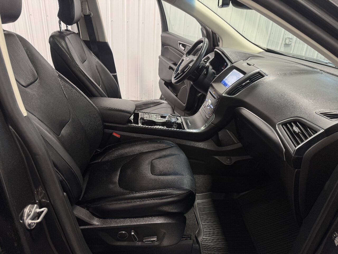Used 2019 Ford Edge Titanium w/ Equipment Group 301A AWD/4WD image 19