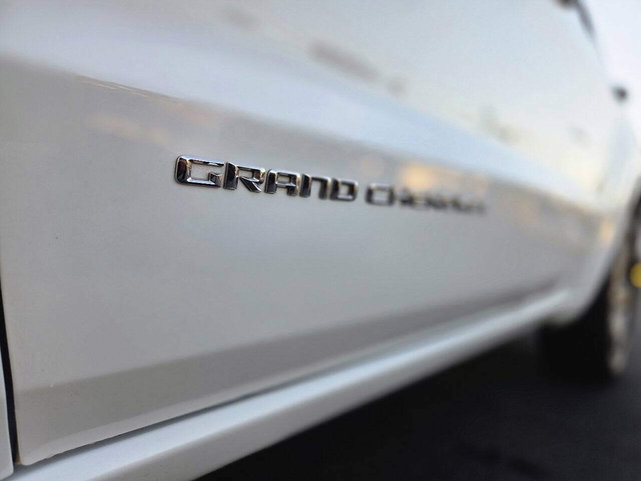 Used 2015 Jeep Grand Cherokee Overland w/ Advanced Technology Group AWD/4WD image 22