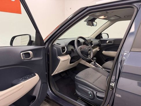 Used 2025 Hyundai Venue Limited FWD image 9