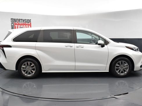 Used 2024 Toyota Sienna XLE FWD image 5