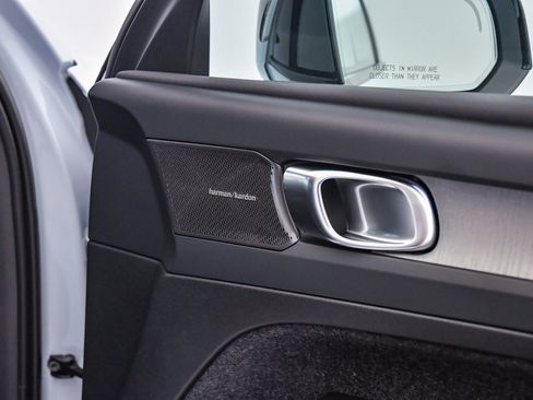 Used 2025 Volvo XC40 B5 Ultra w/ Climate Package image 17