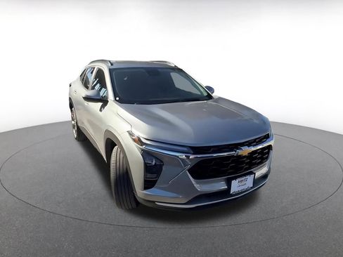 Used 2025 Chevrolet Trax LT image 3