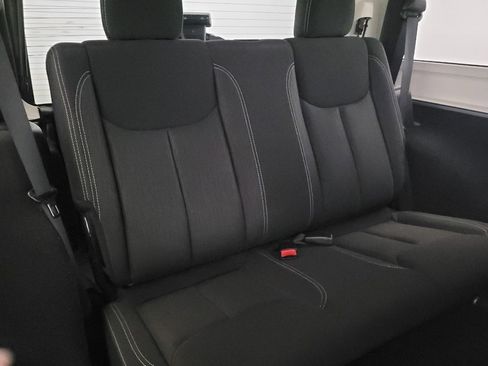 Used 2016 Jeep Wrangler Rubicon w/ Power Convenience Group image 19