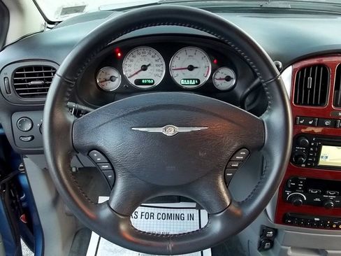 Used 2007 Chrysler Town & Country Limited FWD image 18