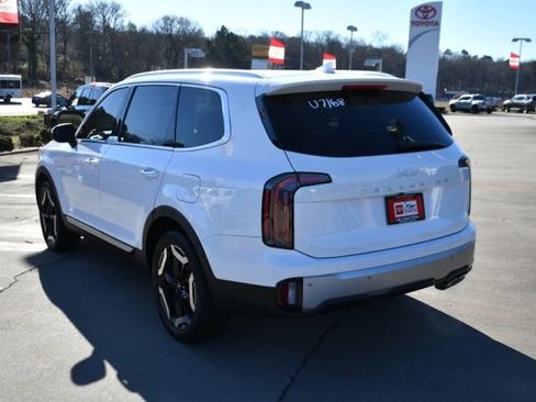 Used 2023 Kia Telluride EX w/ EX Captain's Chair Package image 3