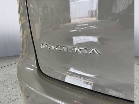 Used 2023 Chrysler Pacifica Touring-L FWD image 32