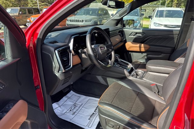 Used 2024 GMC Canyon AT4 w/ AT4 Premium Package AWD/4WD image 9