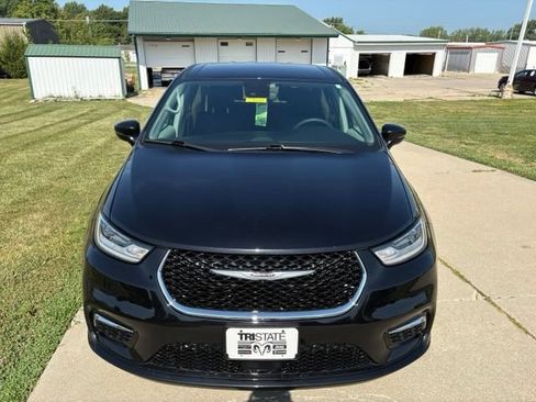 Used 2024 Chrysler Pacifica Touring-L FWD image 2
