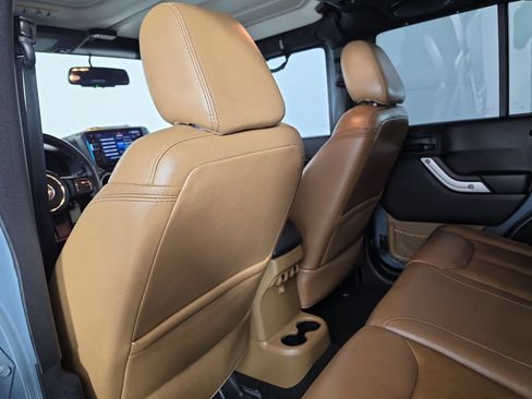 Used 2014 Jeep Wrangler Unlimited Sahara w/ Connectivity Group AWD/4WD image 32
