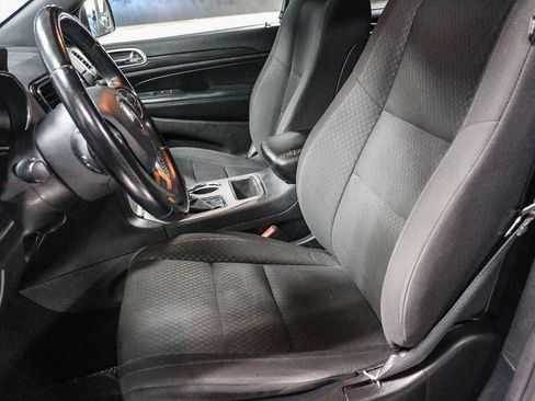 Used 2019 Jeep Grand Cherokee Laredo w/ Security & Convenience Group AWD/4WD image 18