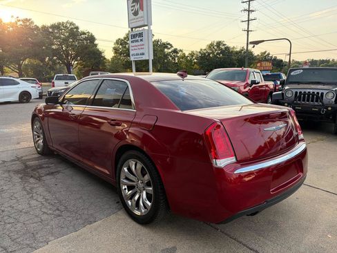 Used 2018 Chrysler 300 Touring L RWD image 7