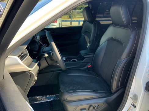 Used 2024 Jeep Grand Cherokee L Laredo image 15