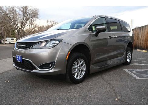 Used 2017 Chrysler Pacifica Touring image 10