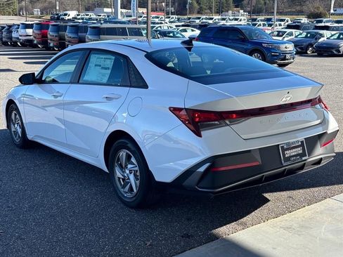 New 2026 Hyundai Elantra SE image 2