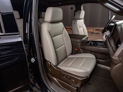 Used 2025 Chevrolet Suburban Z71 w/ Comfort Package image 31