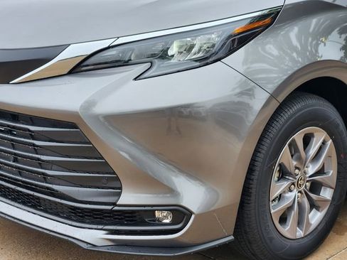 New 2026 Toyota Sienna XLE FWD image 7
