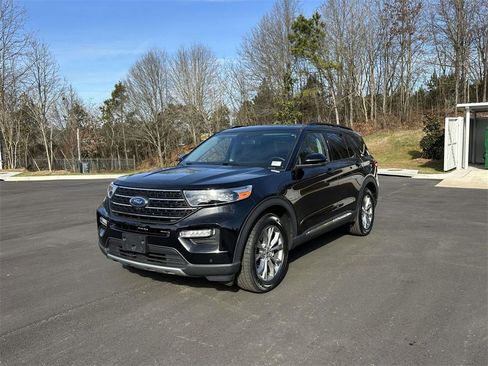 Used 2023 Ford Explorer XLT w/ Equipment Group 202A image 3