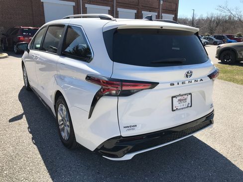 Used 2021 Toyota Sienna XSE w/ XSE Plus Package image 6