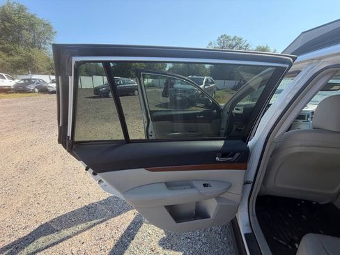 Used 2013 Subaru Outback 2.5i Limited w/ Moonroof Pkg AWD/4WD image 21